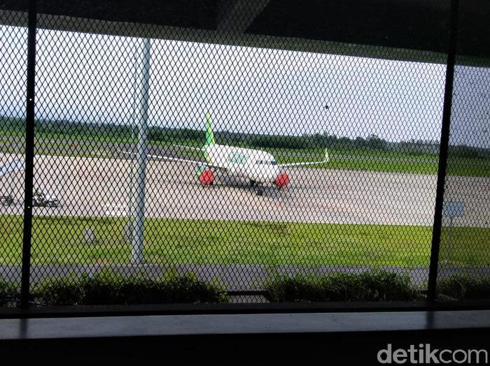 Bandara Banyuwangi kembali ditutup sementara terdampak erupsi Gunung Raung. Namun dua penebangan dari Citilink sudah dilakukan ke Surabaya dan Denpasar, Bali.