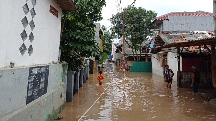 Jalan Masjid Al Makmur, Pejaten Timur, Jaksel, masih terendam banjir.