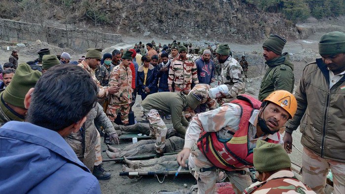 Banjir bandang bukit es Himalaya menyebabkan ratusan orang hilang di India: Bagaimana bisa terjadi?