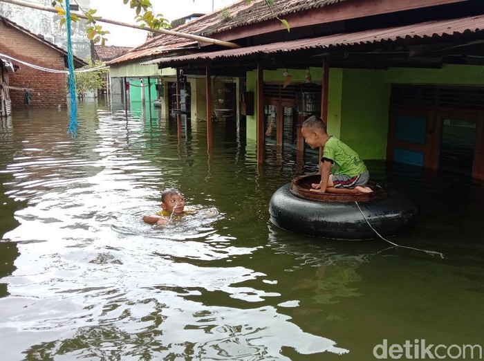 Banjir berwarna hitam dan berbau busuk di Kudus, Senin (8/2/2021).