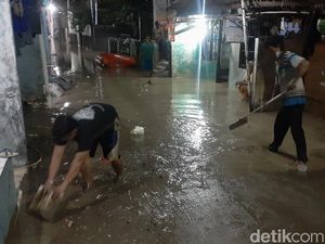 Banjir Mulai Surut, Warga Gang Mawar Bekasi Bersihkan Rumah