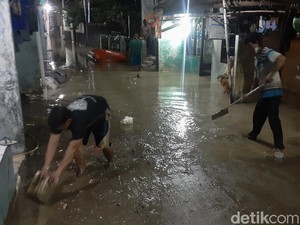 Banjir Mulai Surut, Warga Gang Mawar Bekasi Bersihkan Rumah