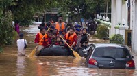 Petugas gabungan mengevakuasi warga terdampak banjir di Desa Dawuan Tengah, Cikampek, Karawang, Jawa Barat, Minggu (7/2/2021). Warga di wilayah Dawuan Tengah terpaksa diungsikan akibat banjir setinggi satu hingga dua meter yang disebabkan meluapnya air Sungai Cikaranggelam merendam rumah mereka.