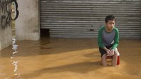 Warga di wilayah Dawuan Tengah terpaksa diungsikan akibat banjir setinggi satu hingga dua meter yang disebabkan meluapnya air Sungai Cikaranggelam merendam rumah mereka.