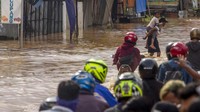 Hujan yang terjadi di wilayah tersebut mengakibatkan sejumlah ruas jalan juga tergenang banjir dan menimbulkan kemacetan.