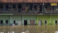 Banjir yang menggenangi permukiman itu bisa mencapai ketinggian satu hingga dua meter akibat meluapnya air Sungai Cikaranggelam. 