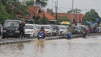 Sejumlah kendaraan terjebak kemacetan akibat banjir, di jalur Pantura Losarang, Indramayu, Jawa Barat, Senin (8/2/2021). Tingginya intensitas hujan dan luapan air sungai mengakibatkan jalur pantura Losarang terendam banjir dan membuat kemacetan sepanjang dua kilometer dari arah Jakarta maupun dari arah Jawa Tengah. ANTARA FOTO/Dedhez Anggara