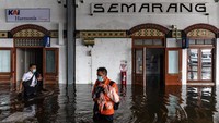 Banjir yang terjadi di sejumlah wilayah disebut terjadi akibat curah hujan. Namun seperti yang dilansir dalam berita Kompas.com, Senin (8/2/2021), Ahli hidrologi Universitas Diponegro (Undip) Suripin, mengatakan, kurang tepat jika menyalahkan alam, dalam hal ini hujan, atas terjadinya banjir. ANTARA FOTO/Aji Styawan