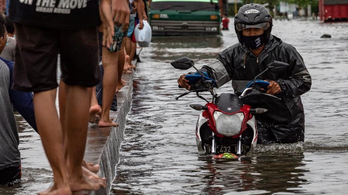 BANJIR MERENDAM JALUR PANTURA Sejumlah wilayah di jalur pantai utara (pantura) terendam banjir.