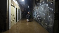Plt Wali Kota Jakarta Selatan Isnawa Adji sempat mengecek langsung lokasi banjir di Pejaten Timur. Isnawa datang sekitar pukul 18.20 WIB. Dia mengatakan warga yang mayoritas pedagang di Pasar Minggu terbiasa tidur di pasar ketika banjir datang.