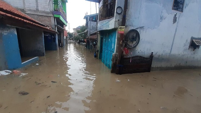 Permukiman warga di Gang Mawar VI, RT 008/RW 003, Margahayu, Bekasi Timur, Bekasi, terendam banjir.
