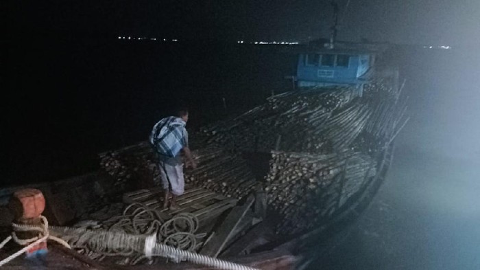 Bea Cukai Riau Gagalkan Penyelundupan Ribuan Kayu ke Malaysia
