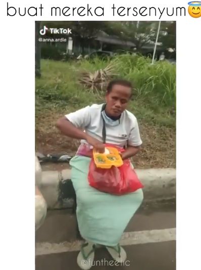 Inpiratif! Wanita Ini Rutin Berbagi Makanan untuk Orang yang Membutuhkan