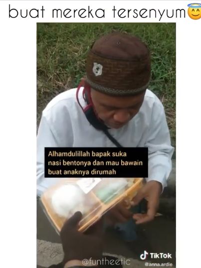 Inpiratif! Wanita Ini Rutin Berbagi Makanan untuk Orang yang Membutuhkan