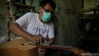 Dibutuhkan waktu 1 hingga 2 minggu untuk memperbaiki gitar yang rusak, tergantung dari tingkat kesulitannya.