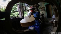 Selain memperbaiki gitar, Manto juga menjual gitar hasil buatannya sendiri.