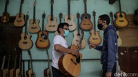 Gitar buatannya dijual dengan harga bervariasi, mulai dari ratusan ribu hingga jutaan rupiah.