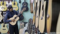 Bagi pelanggan yang tertarik untuk memperbaiki gitar yang rusak, atau ingin membeli gitar baru karya anak bangsa bisa langsung datang ke workshop Manto.