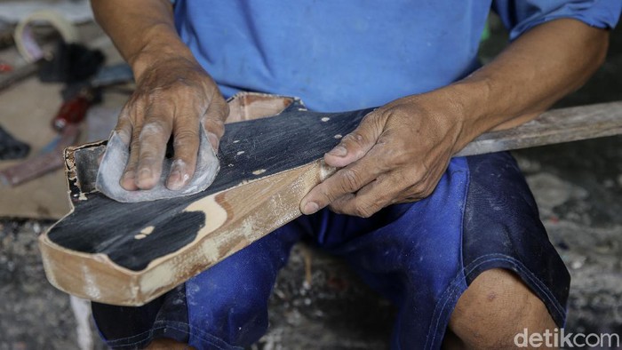 Bisnis Servis Gitar Masih Menggiurkan Meski Pandemi Sumanto, pemilik Manto Gitar Servis, tengah melakukan perbaikan gitar di workshopnya yang terletak di Gang Langgar 2, Pasar Minggu, Jakarta Selatan, Senin (8/2/2021).