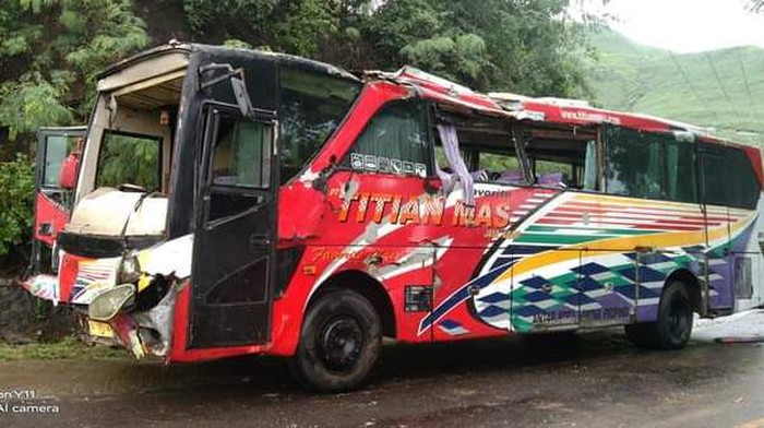 Bus rute Dompu-Mataram terguling, seorang penumpang tewas akibat kecelakaan tersebut (dok Istimewa)