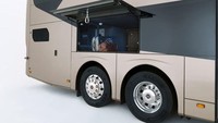 Bus ini dilengkapi sistem bantuan pengemudi seperti Driver Alert Support, Lane Keeping Support dan Collision Warning with Emergency Braking, serta rem yang dikontrol secara elektronik, sistem stabilisasi elektronik, dan kontrol traksi. Foto: Volvo Buses