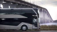 New Volvo 9700 DD menggunakan sasis B11RLE, 6x2, yang dikombinasi dengan mesin D11K. Mesin itu menghasilkan tenaga 460 dk, yang disalurkan lewat transmisi I-Shift Gearbox. Sasis dan mesin bus tingkat Volvo ini dibalut bodi buatan karoseri asal Finlandia, Carrus Delta Oy. Foto: Volvo Buses