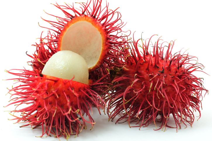 5 Cara Aneh Bule saat Kupas Rambutan, Ada yang Dibelah dan Diris