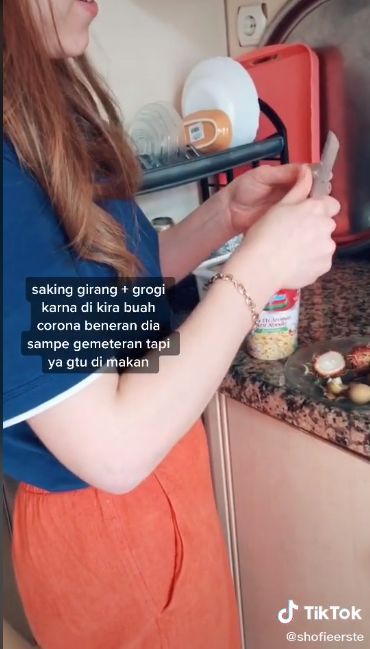 5 Cara Aneh Bule saat Kupas Rambutan, Ada yang Dibelah dan Diris