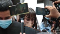 Gue nggak anggap ada masalah loh! Kalau kangen sama anak, ya ketemu, bercanda, telepon, kata Celine. (Foto: Noel/detikcom) 