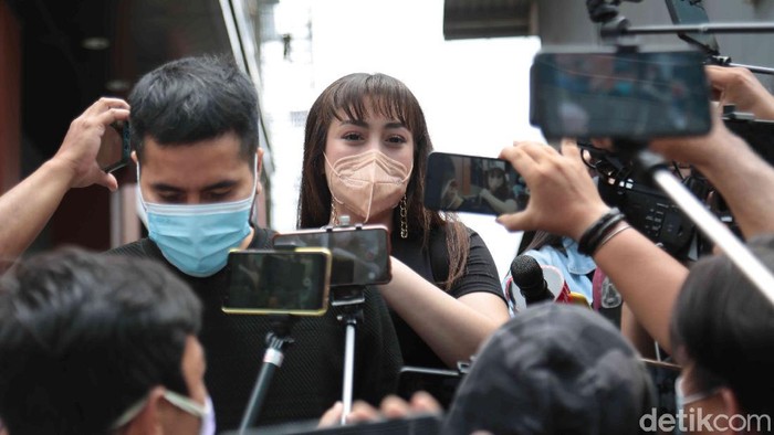 Celine Evangelista ditemui seusai Kopi Viral, Trans TV, Jakarta Selatan, Senin (08/02).