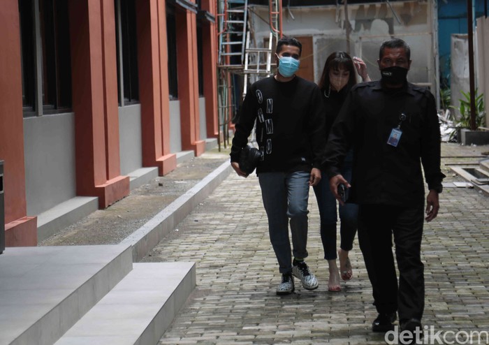 Celine Evangelista ditemui seusai Kopi Viral, Trans TV, Jakarta Selatan, Senin (08/02).