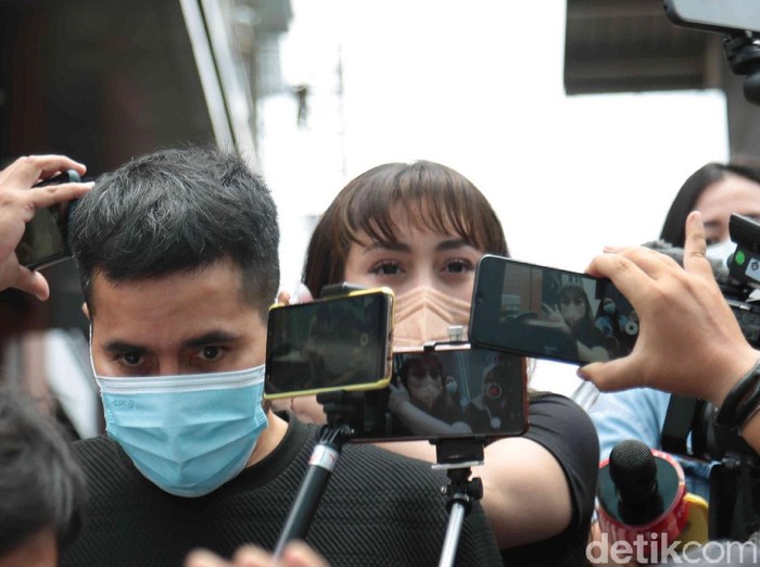 Celine Evangelista ditemui seusai Kopi Viral, Trans TV, Jakarta Selatan, Senin (08/02).