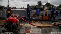 Sejumlah Petugas Suku Dinas Tata Air juga terlihat sedang menyedot air dengan pompa mobile di kawasan Jatinegara Barat.