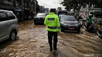 Banjir pun diwaspadai masih akan mengancam kawasan Ibu Kota. Hal itu terjadi akibat cuaca ekstrem yang tengah melanda Indonesia, tak terkecuali kawasan Jabodetabek.
