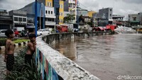 Terkait dengan ancaman banjir yang diwaspadai terjadi di Jakarta, warga yang tinggal di bantaran dan hilir Sungai Ciliwung pun diminta siaga banjir karena Tinggi Muka Air (TMA) Bendung Katulampa kerap siaga III bahkan nyaris ke level II.
