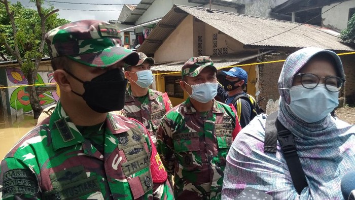 Dandim 0504, Kolonel Ucu Yustiana tinjau banjir Rawajati Jaksel (Foto: Kadek/detikcom)