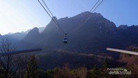 cable car menuju puncak mt. soerak, viewnya keren abis