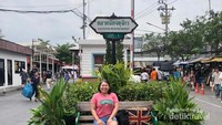 SALAH SATU PINTU MASUK CHATUCHAK WEEKEND MARKET. BERKUNJUNGLAH MULAI DARI PAGI UNTUK MENGHINDARI DESAK-DESAKAN DENGAN PENGUNJUNG