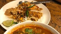 PAD THAI DAN TOM YUM ADALAH KULINER KHAS THAILAND. JANGAN SAMPAI KAMU MELEWATKAN 2 MAKANAN INI