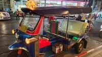 PENAMPAKAN TUK TUK KURANG LEBIH SEPERTI BAJAJ DI INDONESIA. NAMUN UNTUK MESIN DAN INTERIORNYA JAUH LEBIH BAIK. GUNAKAN TUK TUK HANYA UNTUK PERJALANAN JARAK DEKAT SAJA