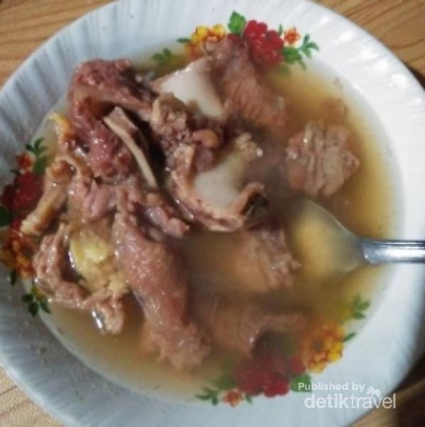 Bebalung, olahan sapi dan kuah bening. Bebalung yang aku icip sama dengan lokasi sate rembiga, yaitu di Warung Ibu Sinnaseh, Jl Wahidin Sudirohusodo No 11B, Mataram. Bebalung, olahan sapi dan kuah bening. Bebalung yang aku icip sama dengan lokasi sate rembiga, yaitu di Warung Ibu Sinnaseh, Jl Wahidin Sudirohusodo No 11B, Mataram.