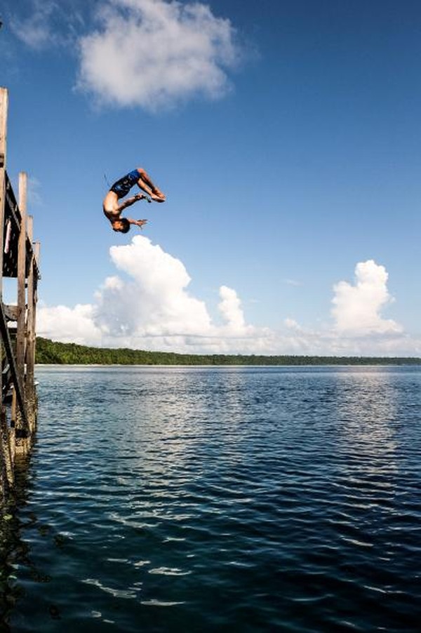 Salah satu teman perjalanan melakukan salto melalui dermaga pulau Kakaban, bukan kaleng kaleng!