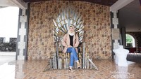 Kursi singgasana dengan susuan banyak pedang seperti dalam film Game of Trone