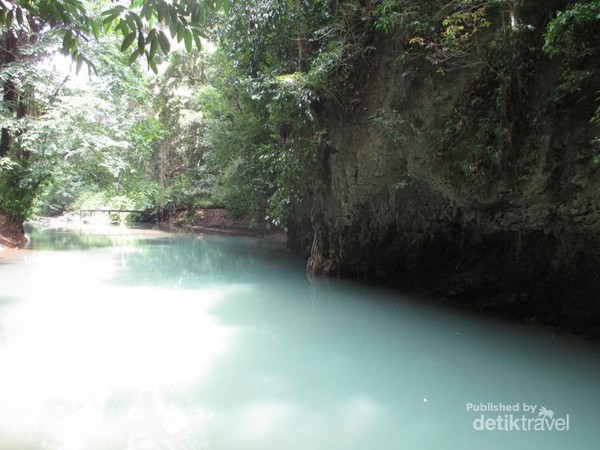 Air sungai Bantimurung yang berwarna biru