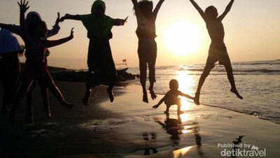 Ada Keriaan Saat Senja di Pantai Pulo Kodok
