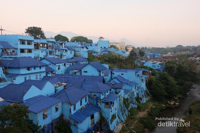 Ada Rindu yang Jadi Candu di Kampung Biru