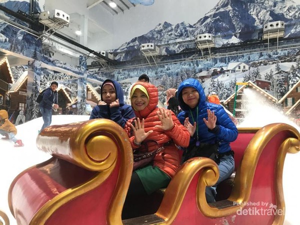 Duduk terbang sambil selfie di wahana sky lift chair Trans Snow World Bekasi
