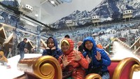 Duduk terbang sambil selfie di wahana sky lift chair Trans Snow World Bekasi