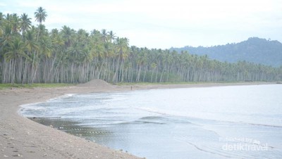 Akhir Pekan Ini, Rileks Dulu di Pantai Polara