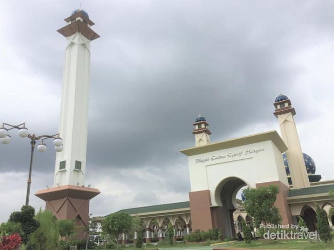 Akhir Pekan Saat Ramadan, Wisata Religi ke Masjid Megah di Siak